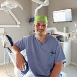 Dott. Simone Orlandi Medico Odontoiatra Specializzando in Chirurgia Orale Master in Endodonzia Clinica e Microchirurgica Adhaesthetics Member